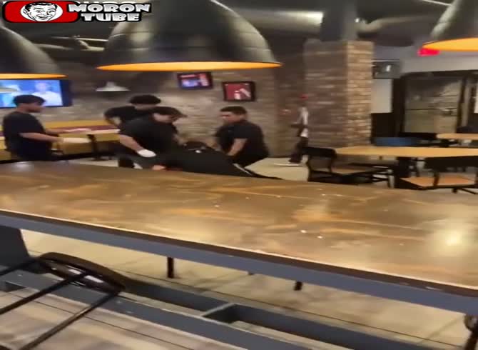 Video :At Taco Bell, a fool is swarmed after starting a fight over a paper cup